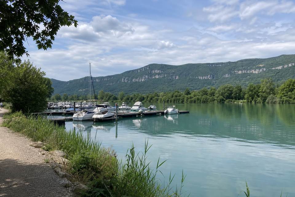 Illustration territoriale de synthèse : port de la Vallée Bleue, Rhône et reliefs du Bugey à Montalieu-Vercieu.